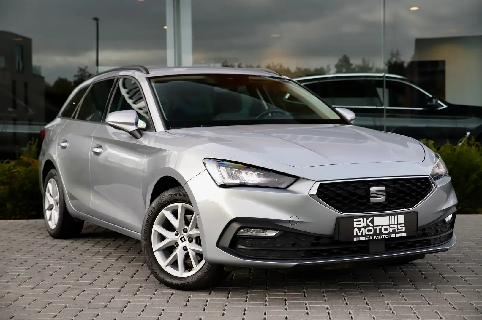 SEAT Leon Sportstourer 1.0 eTSI DSG -CARPLAY-CRUISE-LANE... Zilver - 1