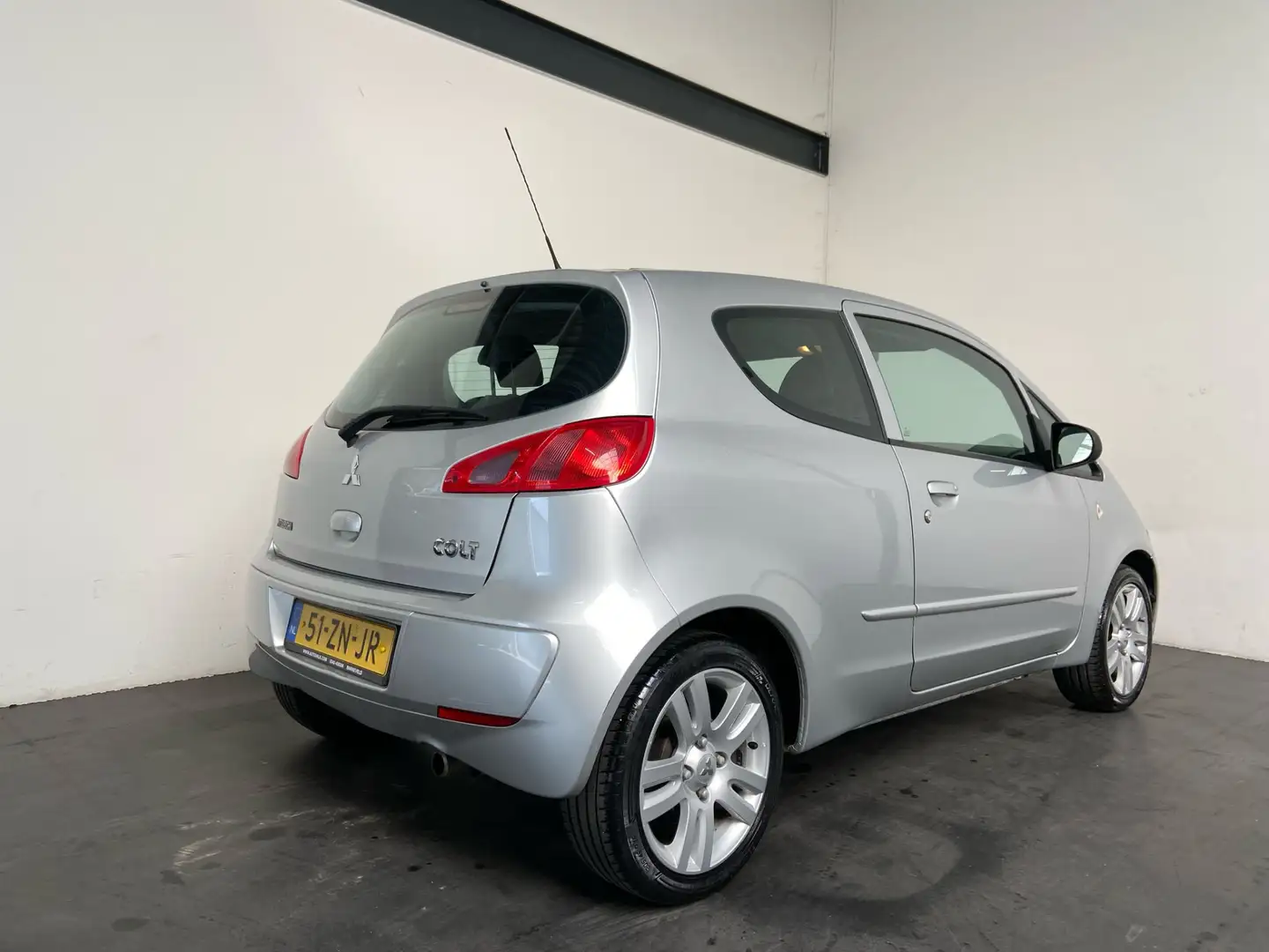 Mitsubishi Colt 1.3 Incharge+. Airco! APK 04-2026 Grau - 2