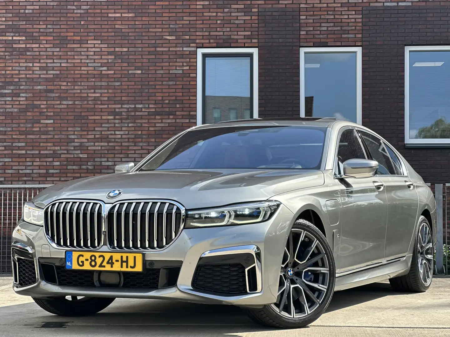 BMW 745 7-serie 745e High Executive 396pk | M Sportpakket Grijs - 1