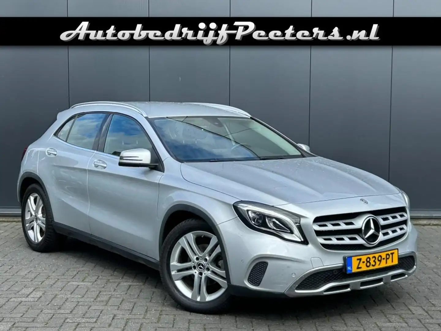 Mercedes-Benz GLA 180 GLA 180 Aut7 Leder Navi Camera LED Cruise PTS Grijs - 1