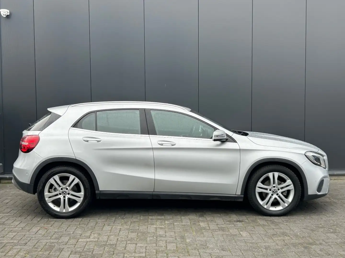 Mercedes-Benz GLA 180 GLA 180 Aut7 Leder Navi Camera LED Cruise PTS Grijs - 2