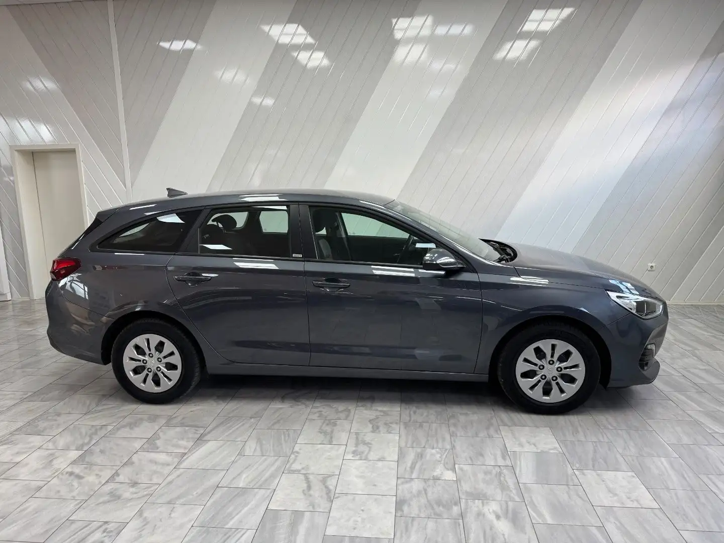 Hyundai i30 cw 1.4 Navi PDC Kamera 8x bereift Garantie Grau - 1