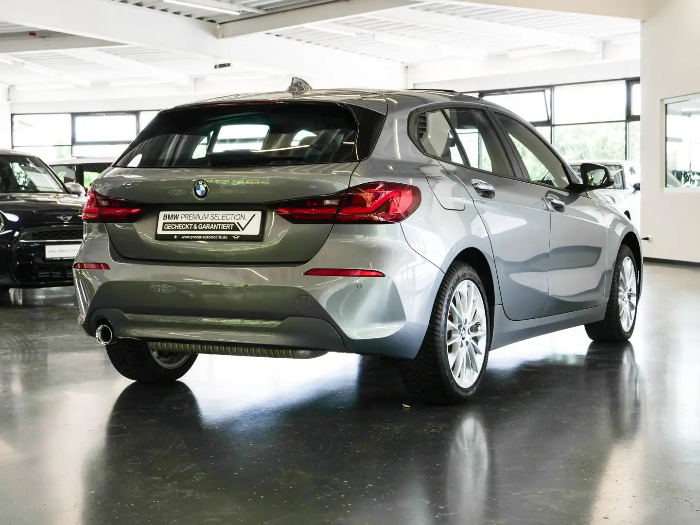 BMW 118 i Advantage Aut Nav LED Pano PDC HiFi 17" Gri - 2