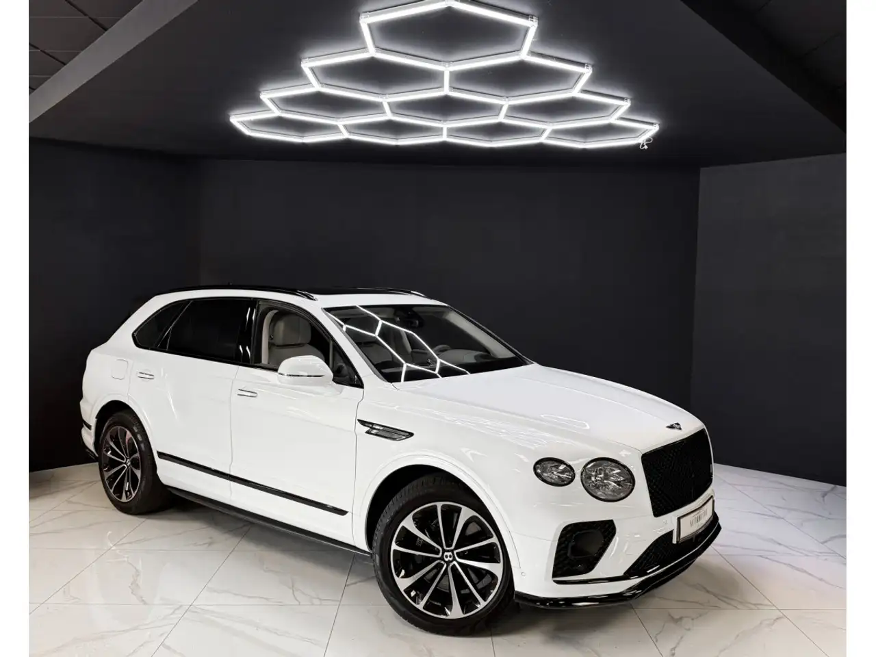 Bentley Bentayga 2023 — фото 7