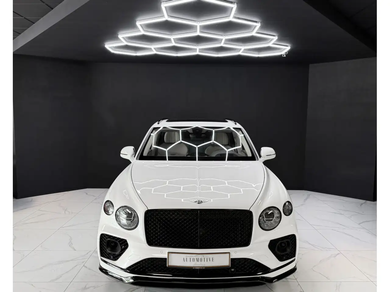 Bentley Bentayga 2023 — фото 8
