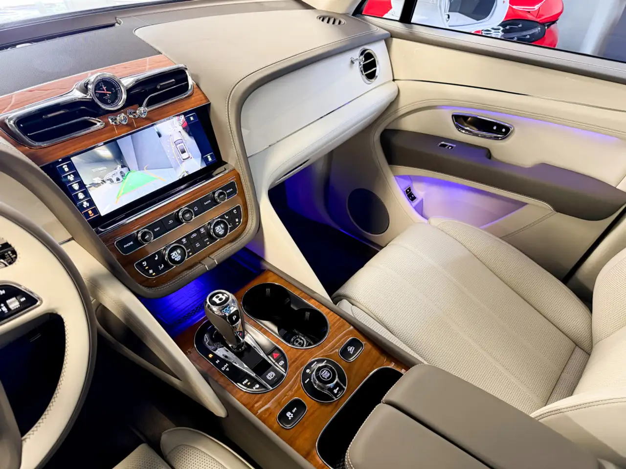 Bentley Bentayga 2023 — фото 12