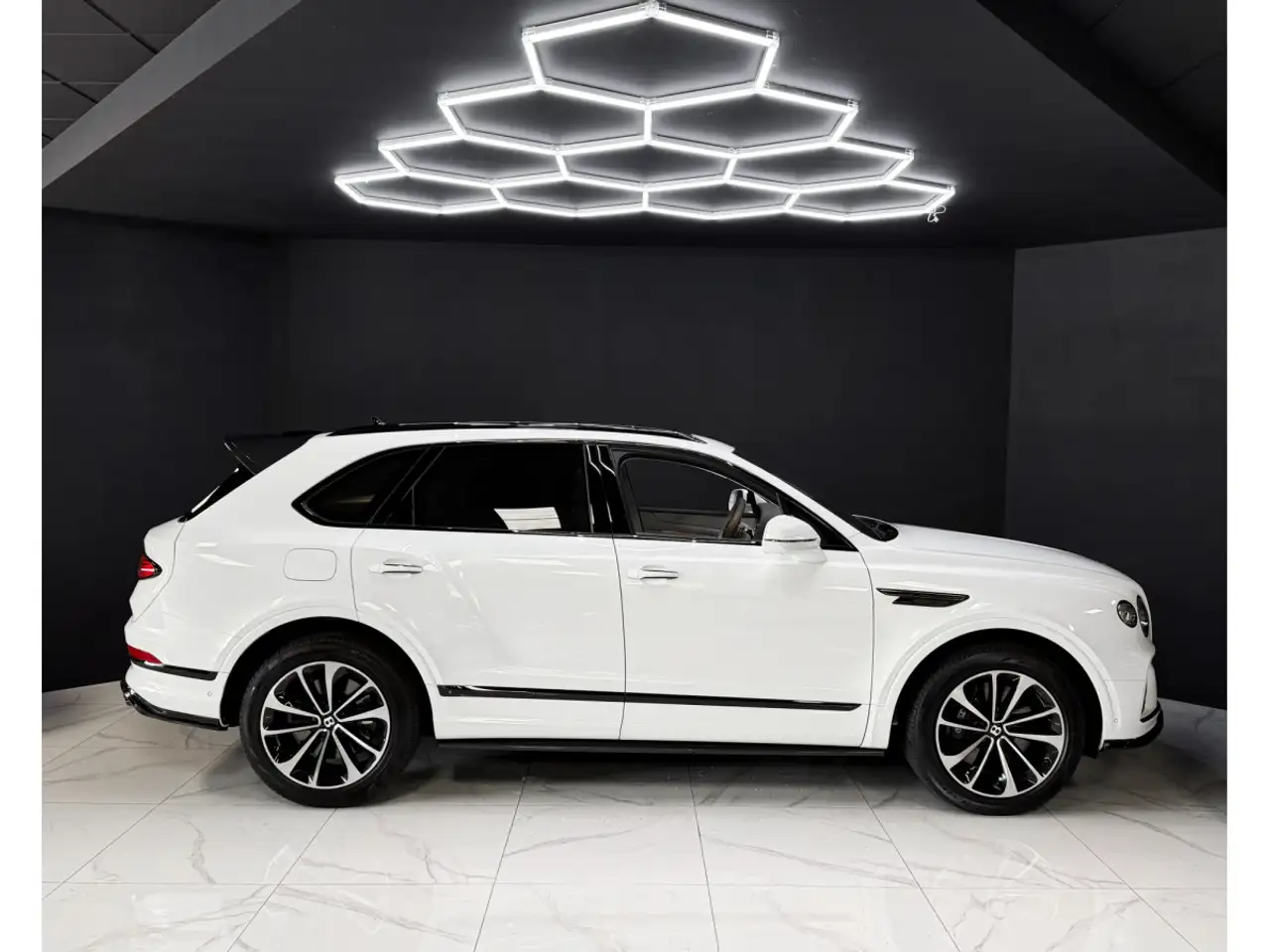 Bentley Bentayga 2023 — фото 6