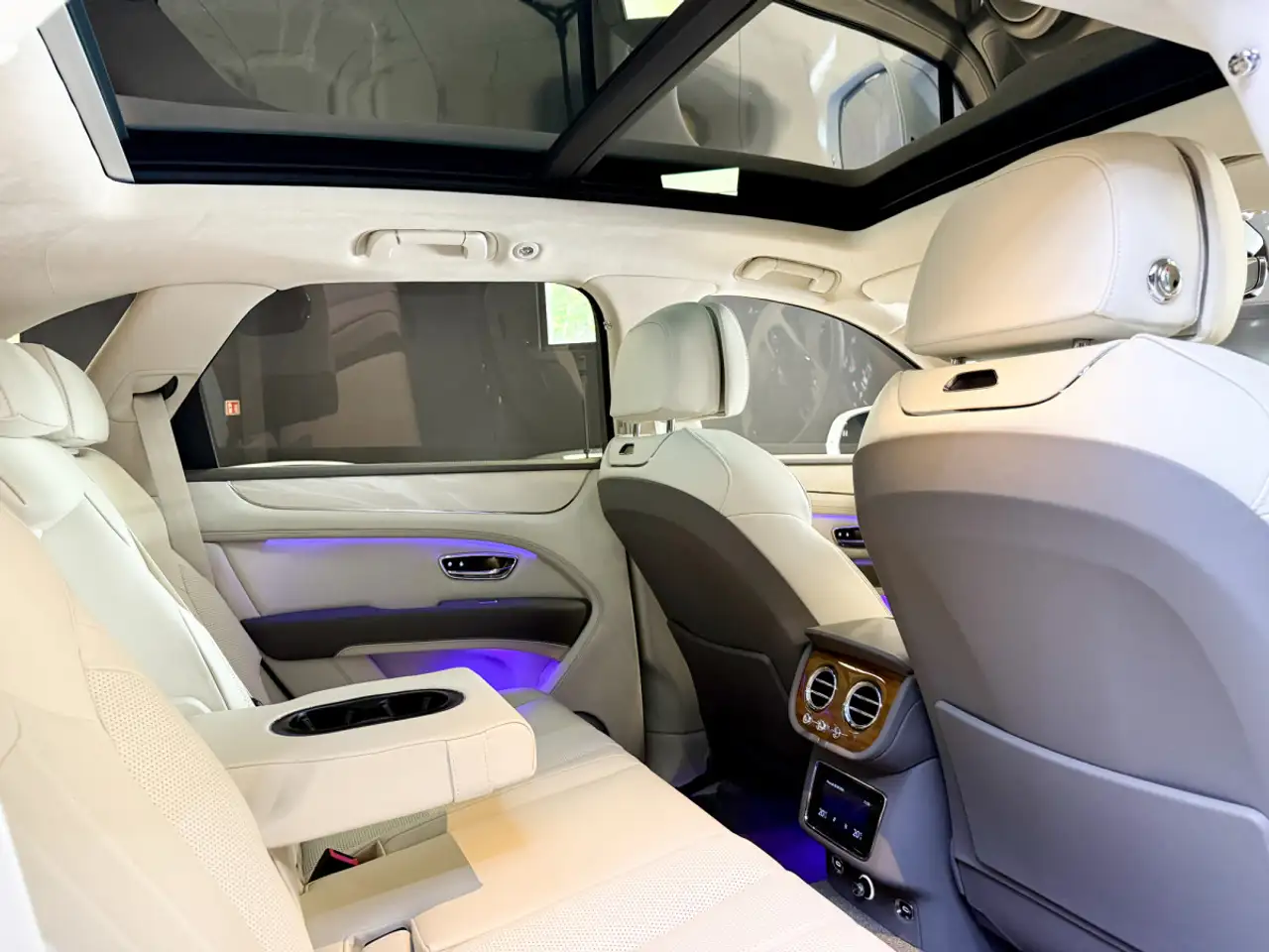 Bentley Bentayga 2023 — фото 14