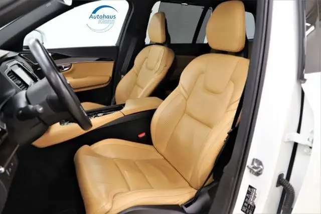 Volvo XC90 view 11