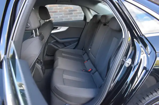 Audi A4 view 4