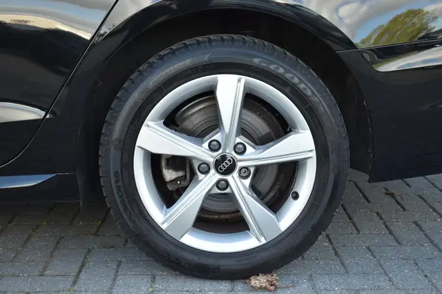 Audi A4 view 14