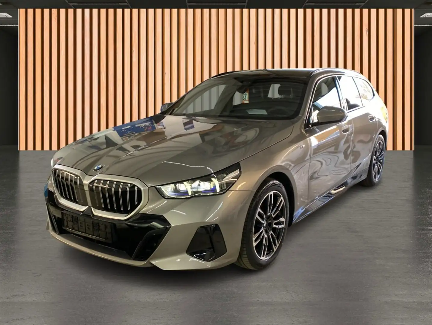 BMW 520 d Touring xDrive M Sport*HeadUp*AHK*Pano* Grau - 2