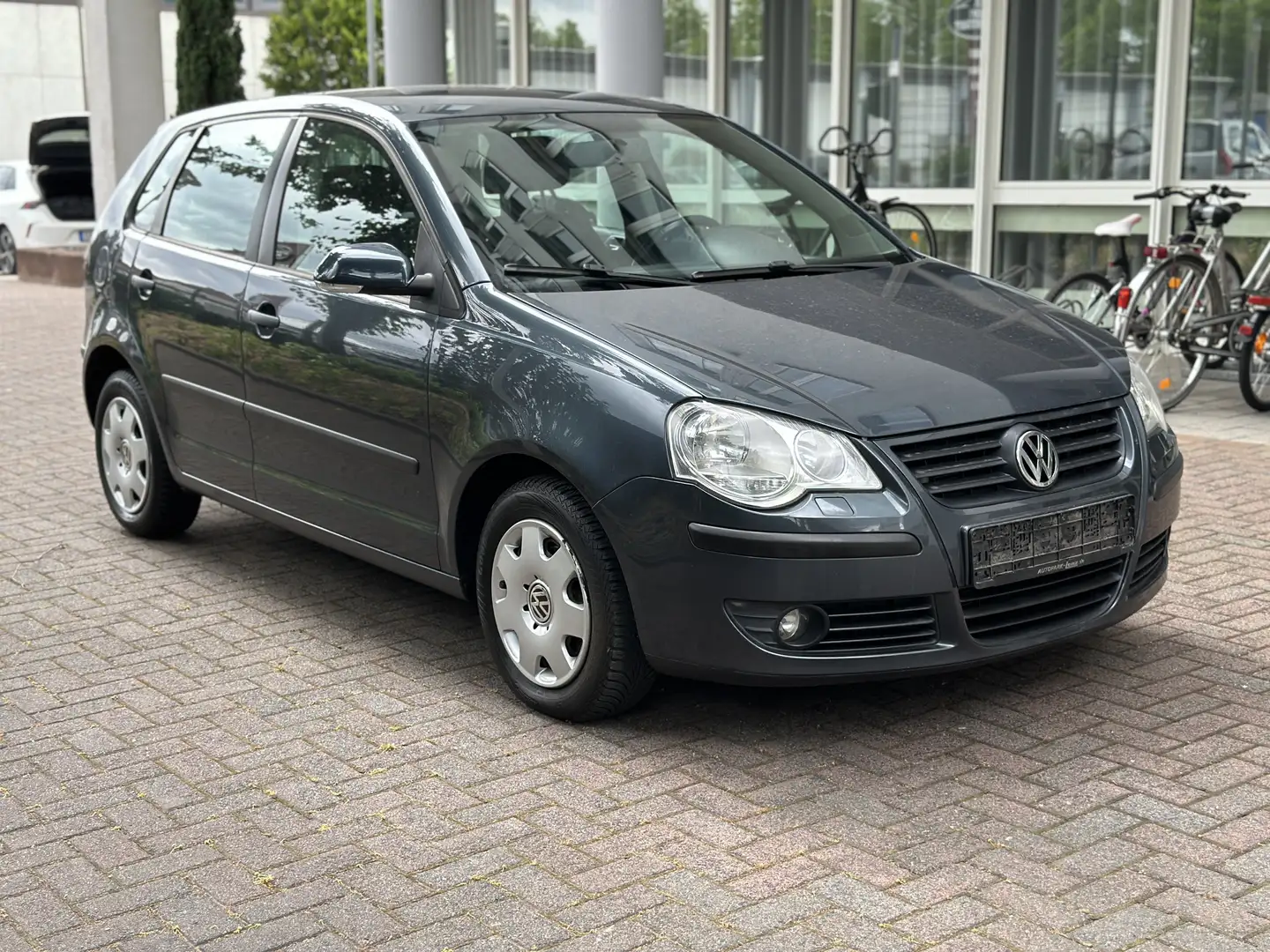 Volkswagen Polo Tour/Sitz-H/Klima/Tüv-Neu/PDC/ELFH/ELSP/ Schwarz - 1