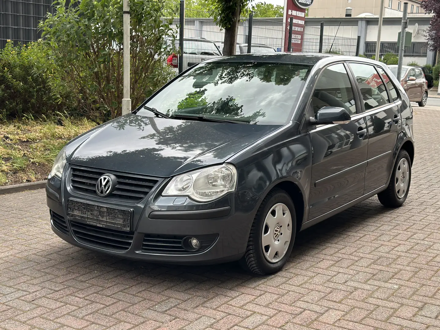 Volkswagen Polo Tour/Sitz-H/Klima/Tüv-Neu/PDC/ELFH/ELSP/ Schwarz - 2