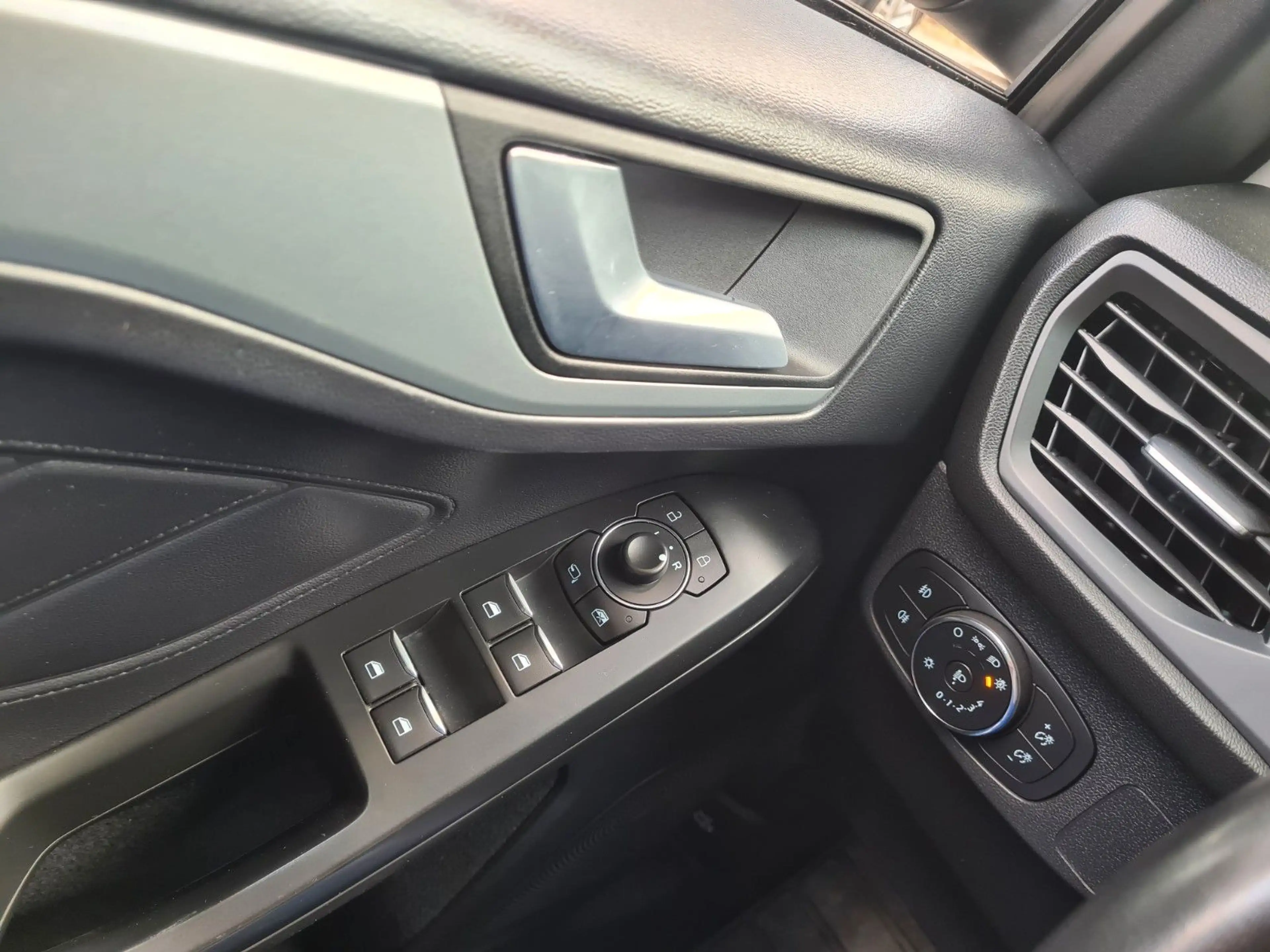 Ford Focus Turnier 1.5 88KW WINTERPAKET/KAMERA V+H — photo 11