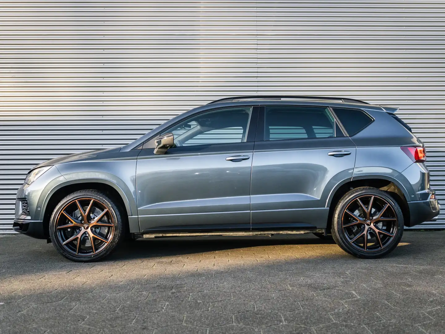 CUPRA Ateca 2.0 TSI 4DRIVE PANO BREMBO BEATS TREKHAAK KEYLESS Gris - 2
