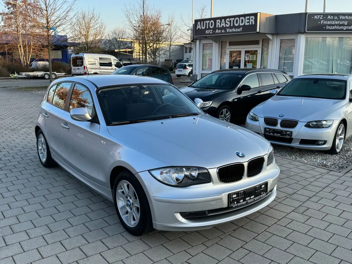 BMW 116 i 5-Türer Klima SHZ Euro5 1-Hand Silber - 1