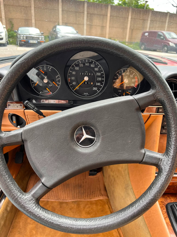 Mercedes-Benz SL 380 R107