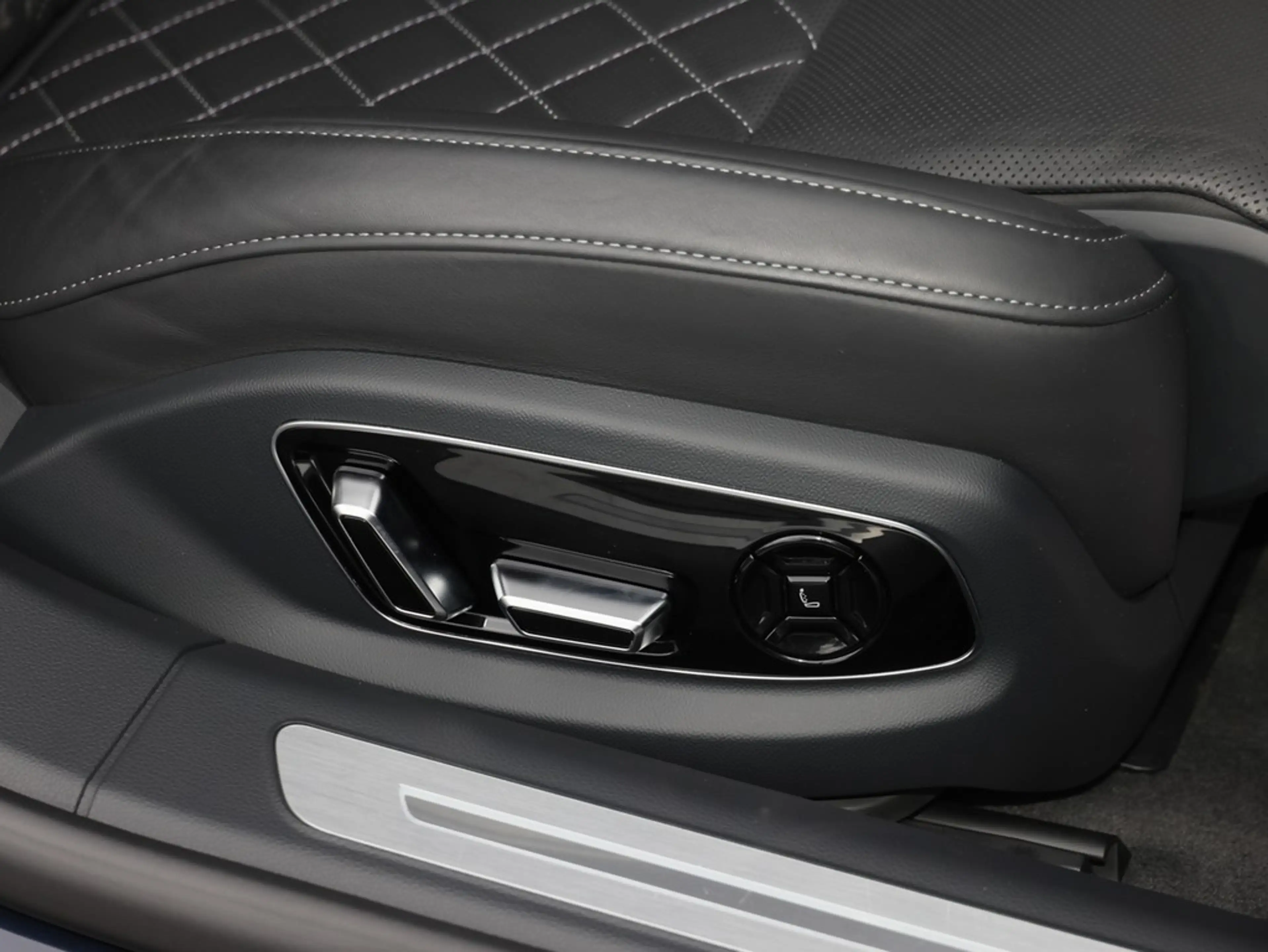 Audi S8 4.0 TFSI quattro — photo 11