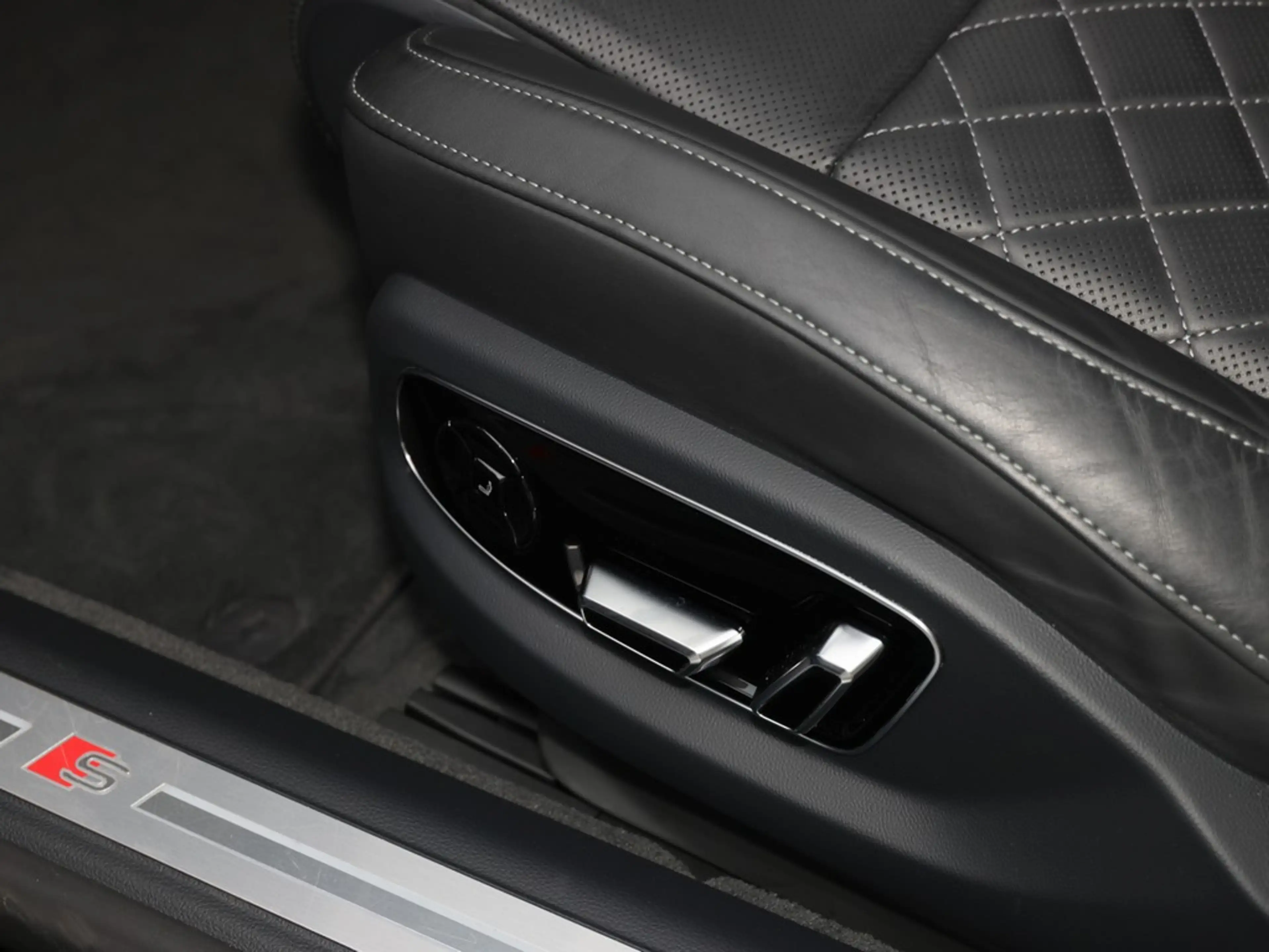 Audi S8 4.0 TFSI quattro — photo 7