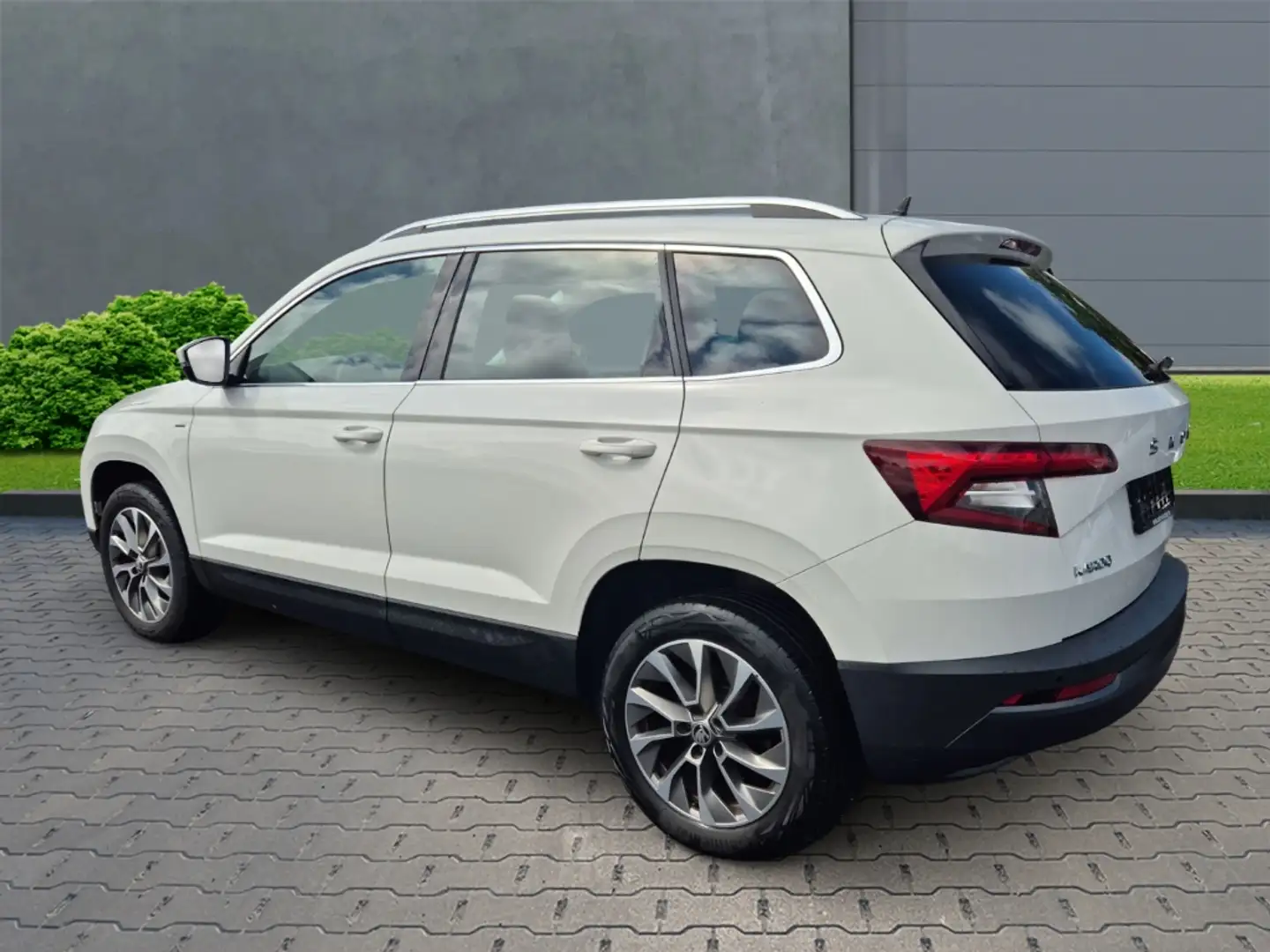 Skoda Karoq Clever 1.5 TSI ACT+Alufelgen+Navi+Klimaautomatik+L Weiß - 2