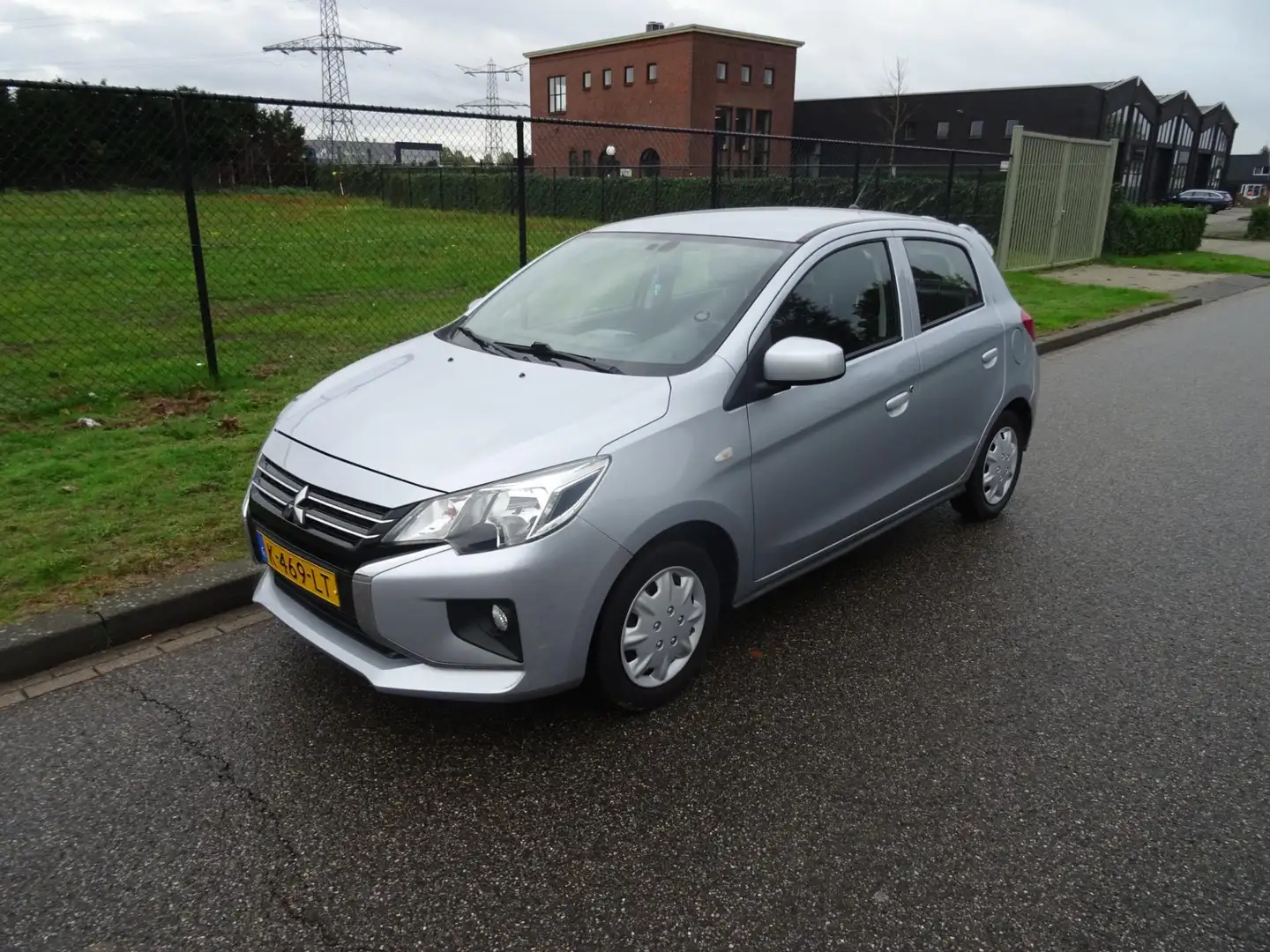 Mitsubishi Space Star 1.0 Cool+ Grijs - 1