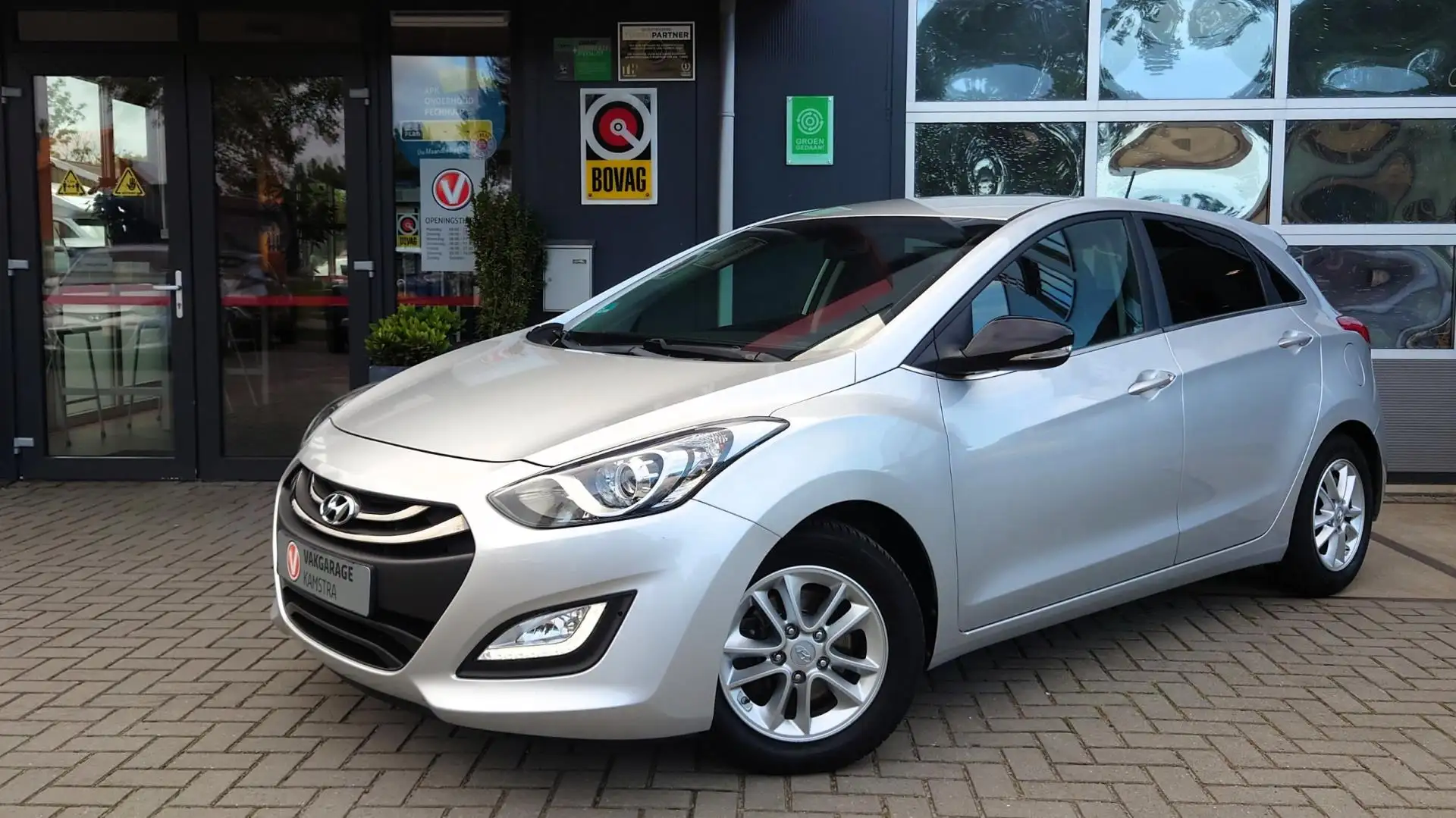 Hyundai i30 1.6 GDI Go! NAP Navi/PDC+Cam/Clima/Cruise/Bluet. Grijs - 2