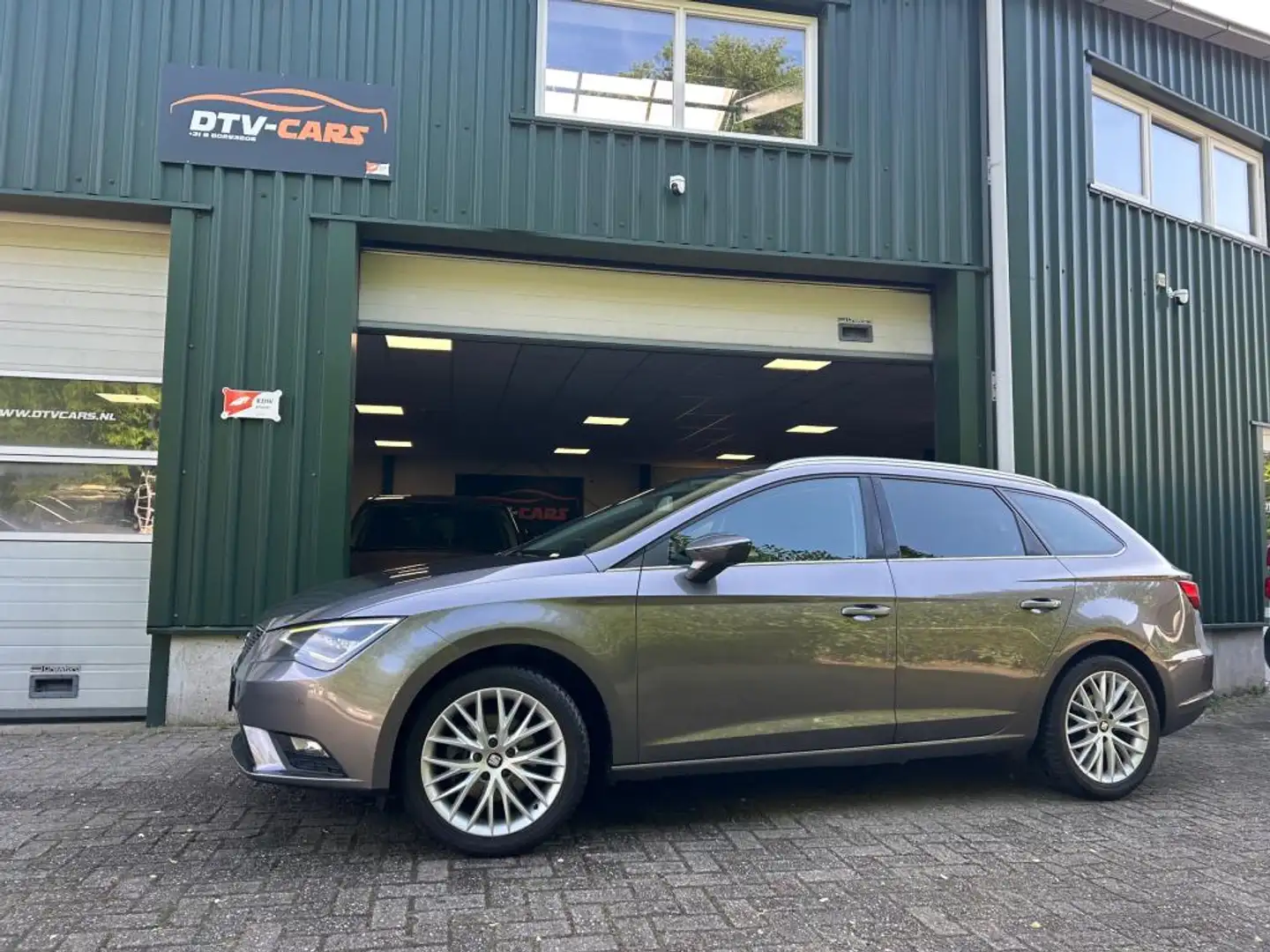 SEAT Leon ST 1.2 TSI Style Business DSG 140pk Top staat Grau - 2