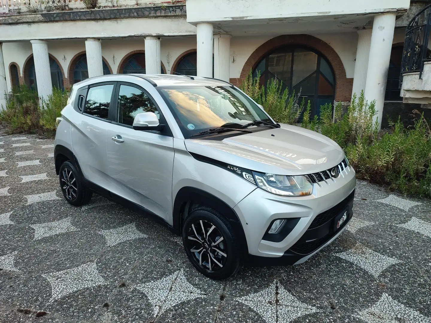 Mahindra KUV100 NXT  1.2 B K8 G80 NAVIGATORE CLIMA CERCHI IN LEGA Grigio - 2