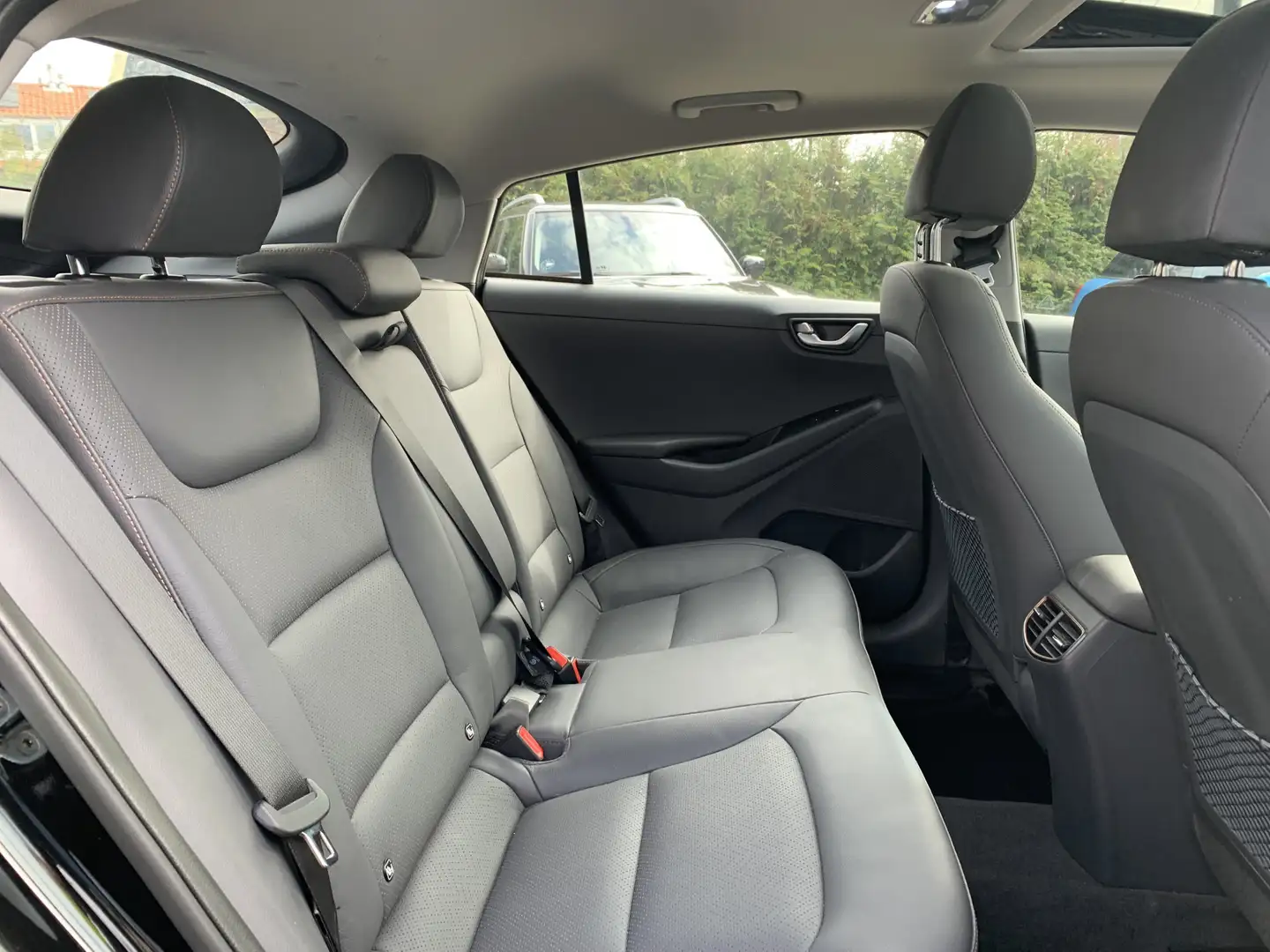 Hyundai IONIQ Premium EV Aut. Schuifdak | Leer | Camera Noir - 2