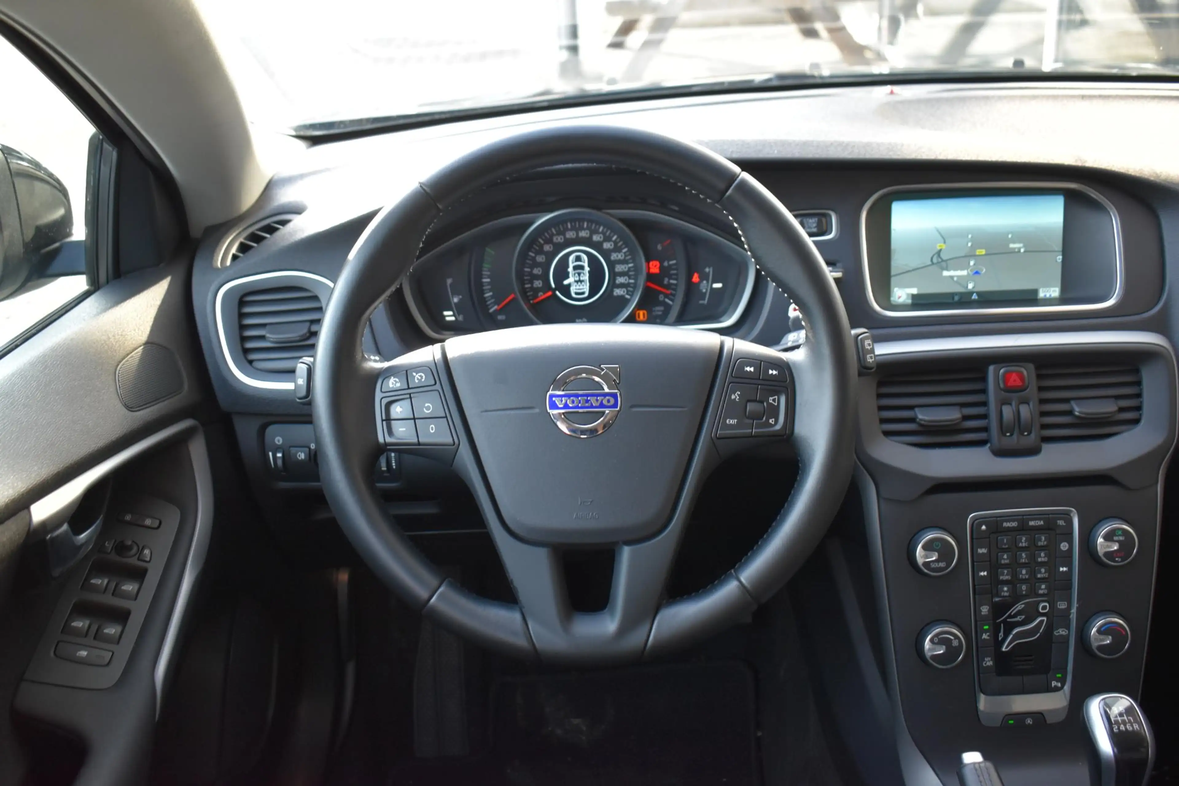 Volvo V40 2.0 D2 ECC LMV NAVI CRUISE — photo 17