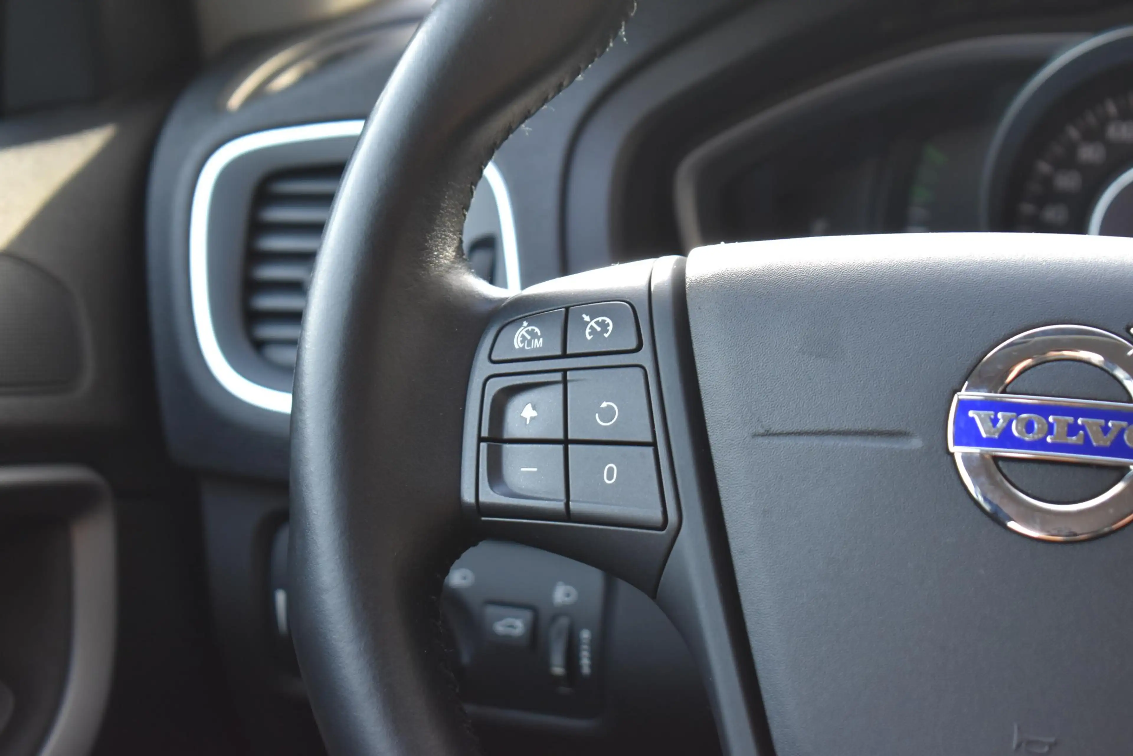 Volvo V40 2.0 D2 ECC LMV NAVI CRUISE — photo 19