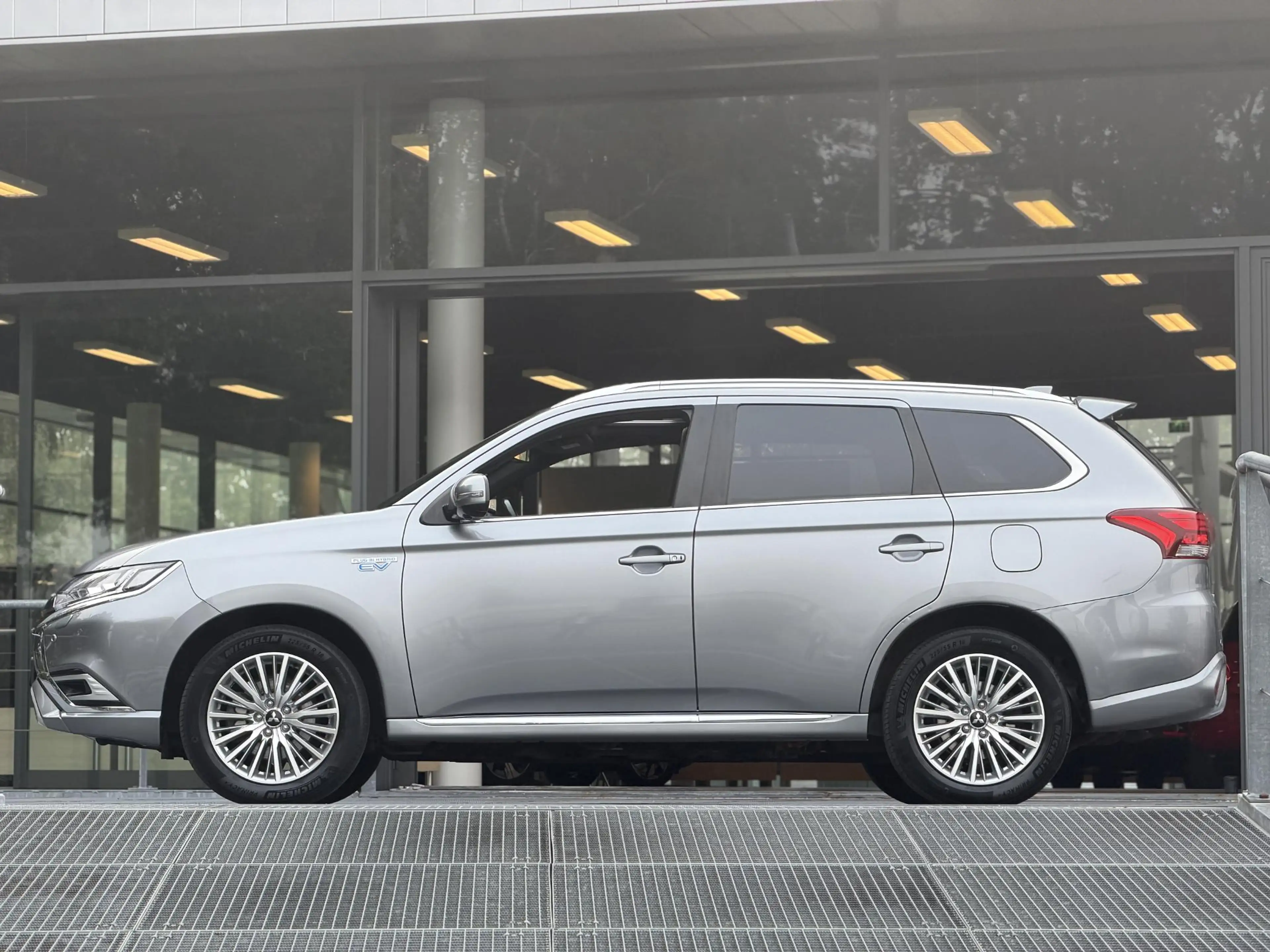 Mitsubishi Outlander 2.4 PHEV Instyle | Sunroof | Leder | Rondomzichtca — photo 17