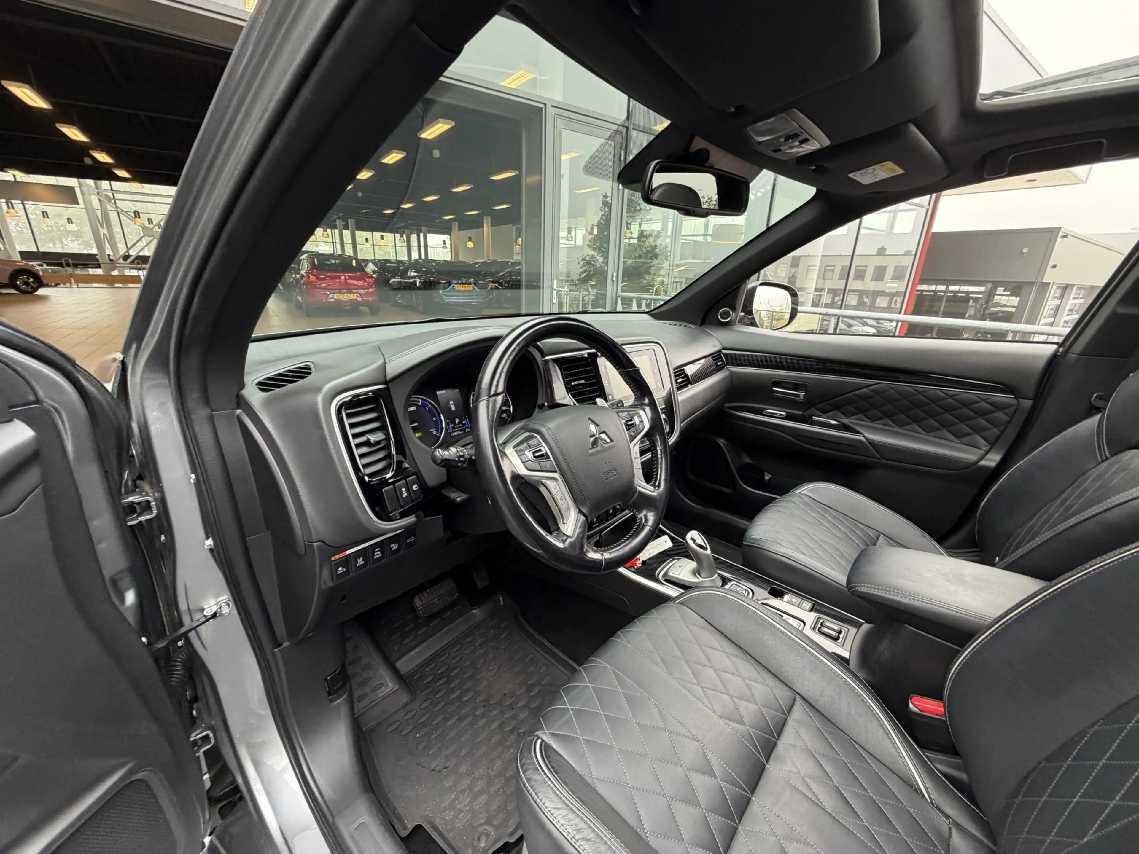 Mitsubishi Outlander 2.4 PHEV Instyle | Sunroof | Leder | Rondomzichtca — photo 34