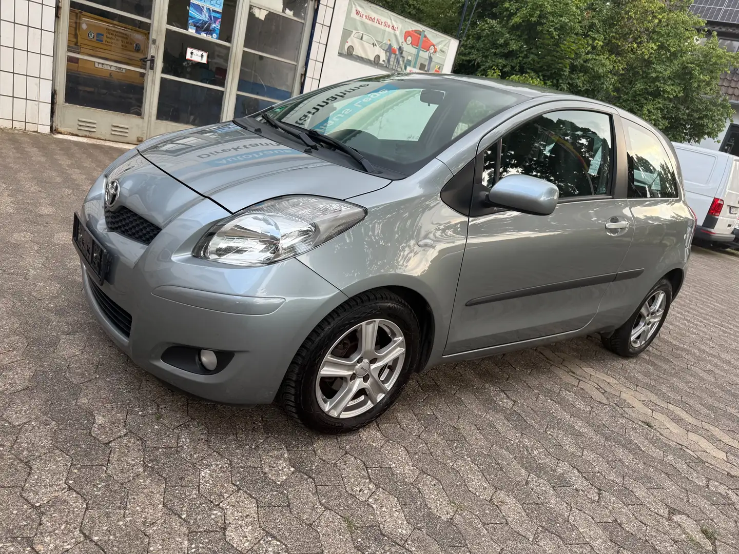 Toyota Yaris 1.4 D-4D Cool.Diesel.Automatik Gris - 2