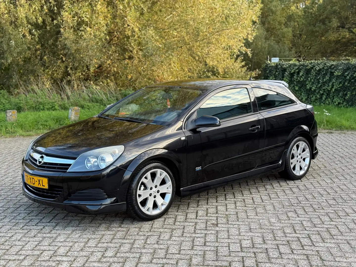 Opel Astra GTC 1.6 Edition NIEUWE RIEM I CRUISE I AIRCO I NET Noir - 1