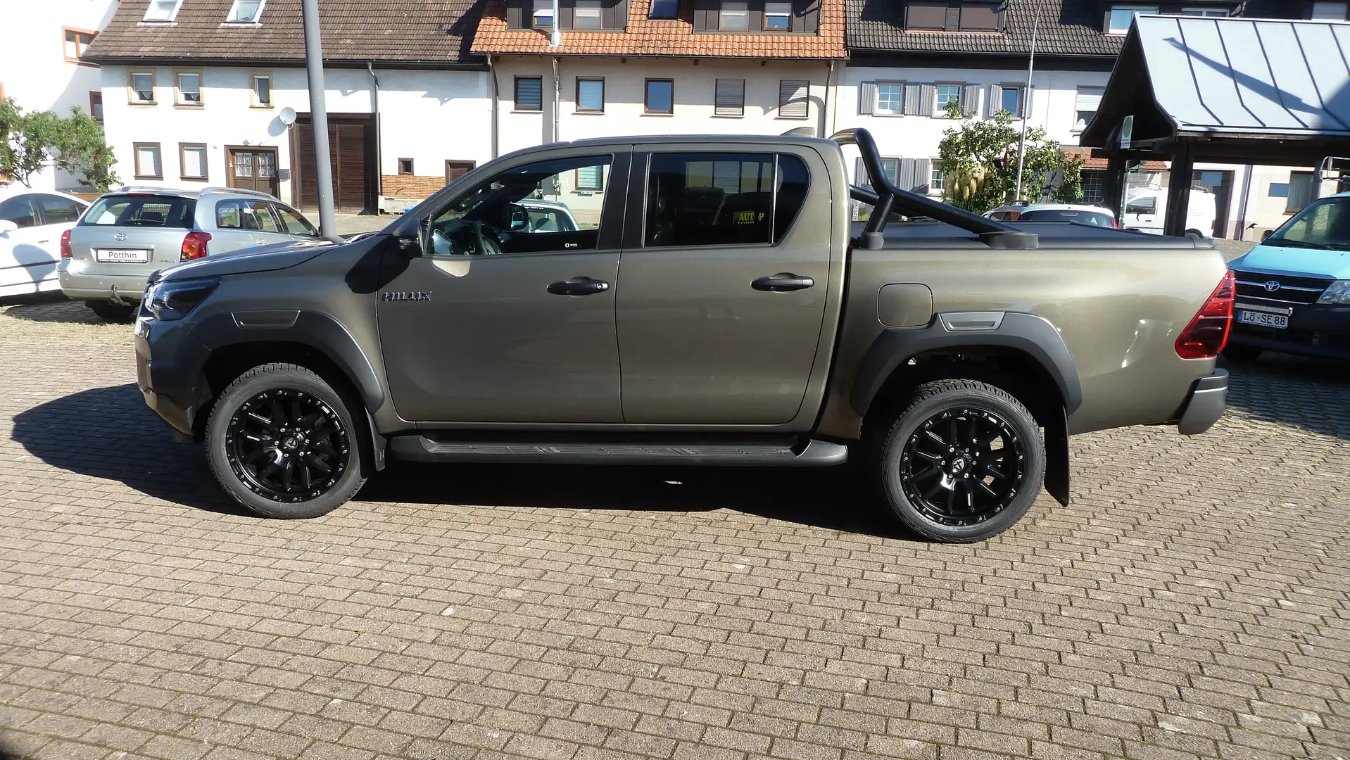 Toyota Hilux Double Cab Invincible 4x4 Brons - 2