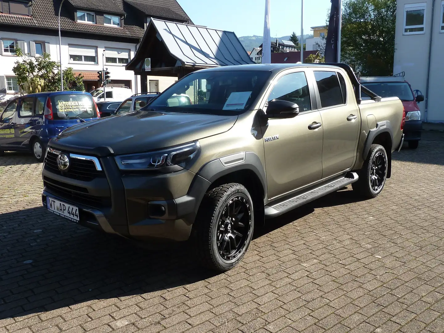 Toyota Hilux Double Cab Invincible 4x4 Bronz - 1