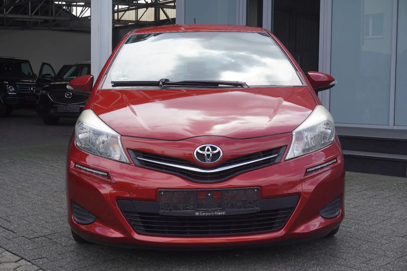 Toyota Yaris Life Rojo - 2