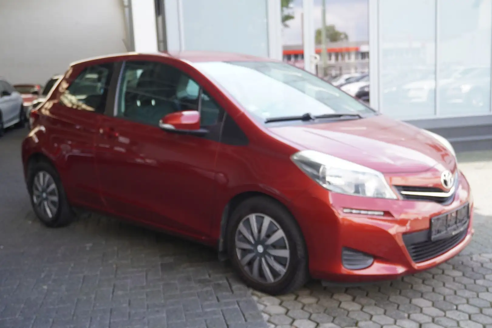 Toyota Yaris Life Rojo - 1