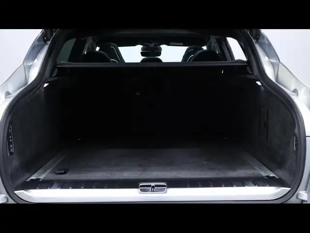 Aston Martin DBX view 8
