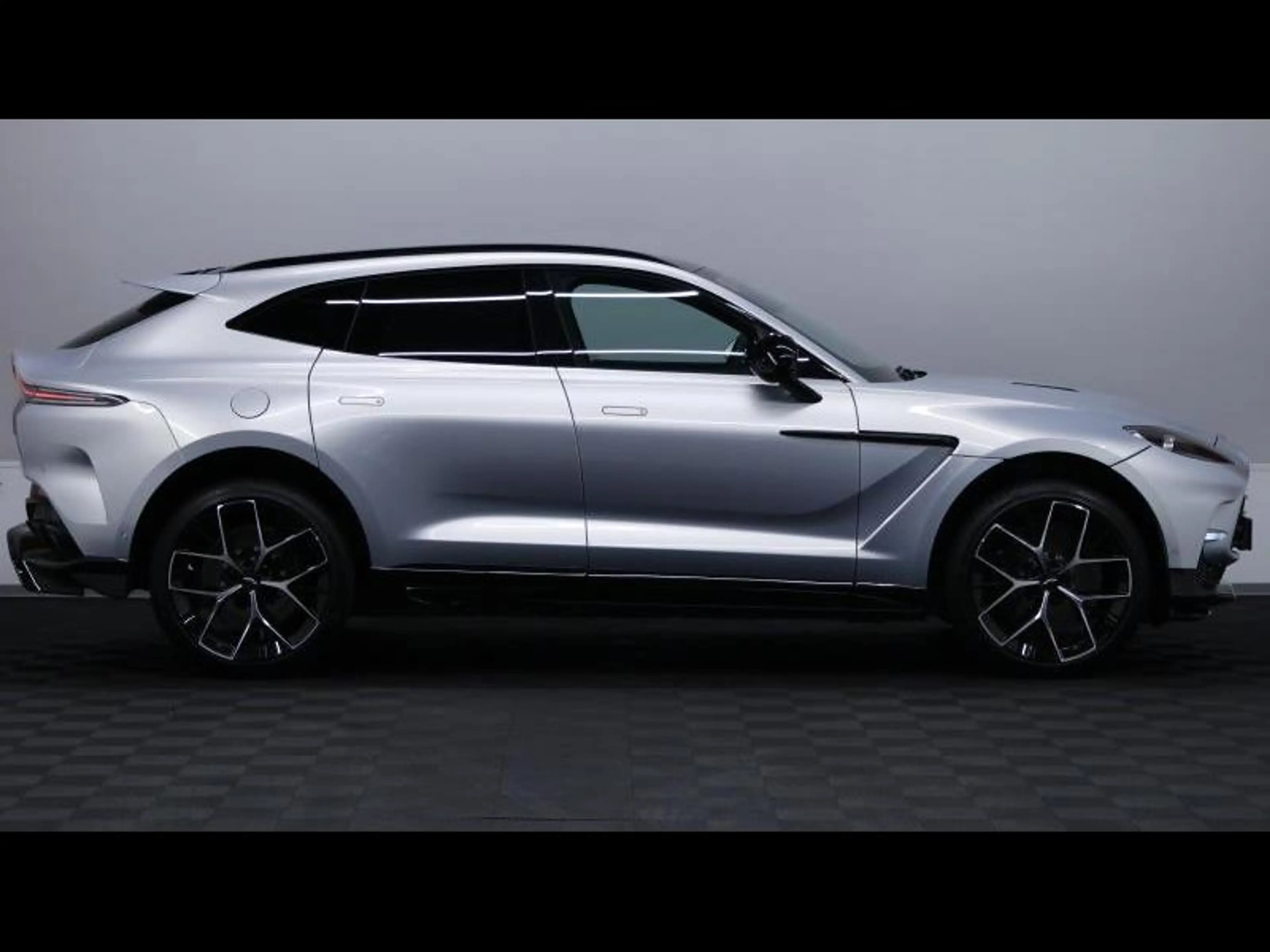 Aston Martin DBX 707 V8 — photo 4