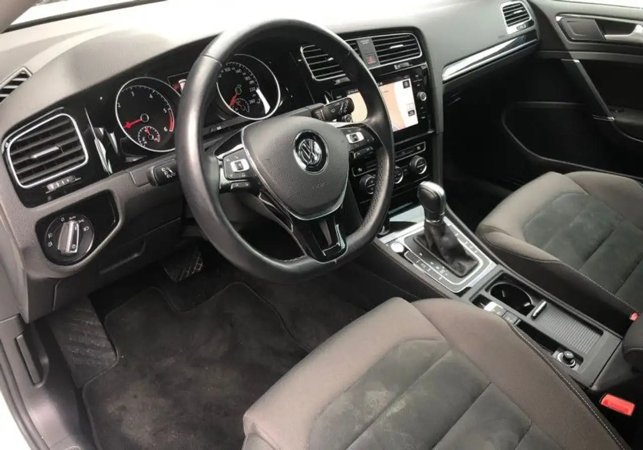 Volkswagen Golf Standard Model — photo 3