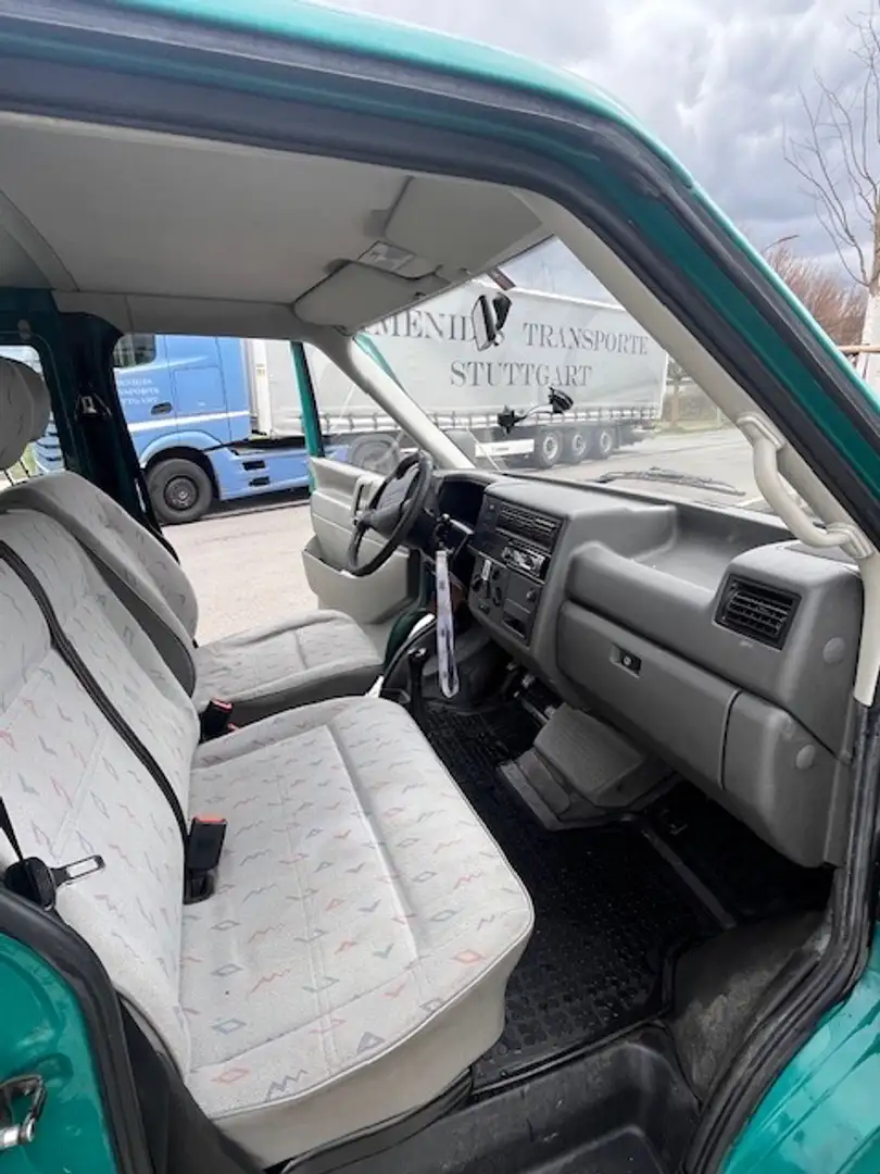 Volkswagen T4 Kombi zuverlässiger, in die Jahre gekommener Bus Grün - 1