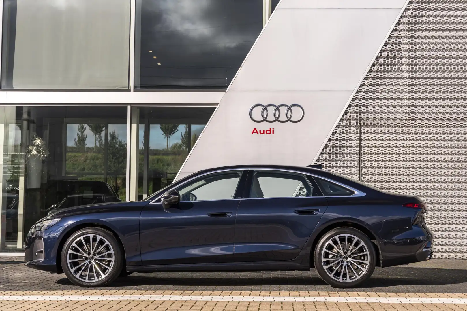 Audi A6 Limousine Advanced edition 40 TFSI 150 kW / 204 PK Bleu - 2