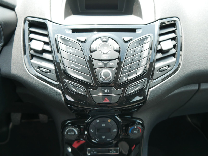 Ford Fiesta Titanium 5-türig 74kW Zahnriemen neu PDC — photo 13