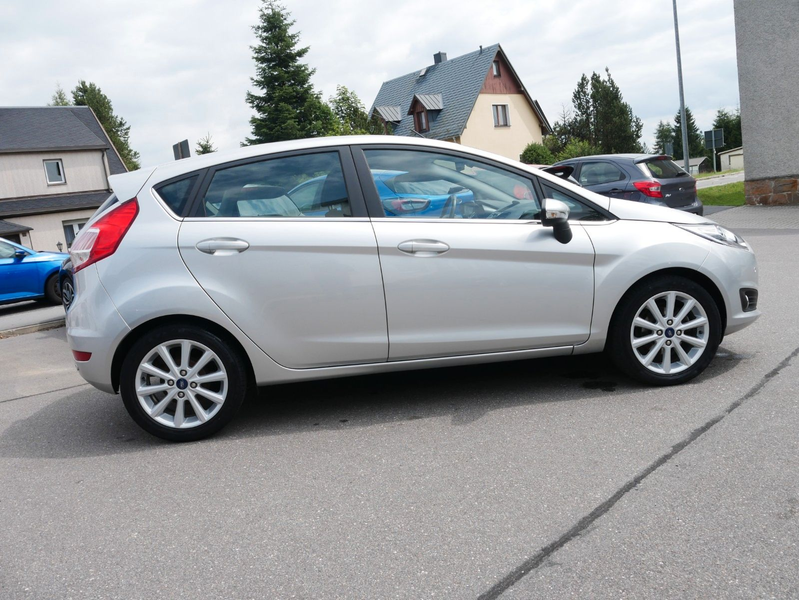 Ford Fiesta Titanium 5-türig 74kW Zahnriemen neu PDC — photo 6