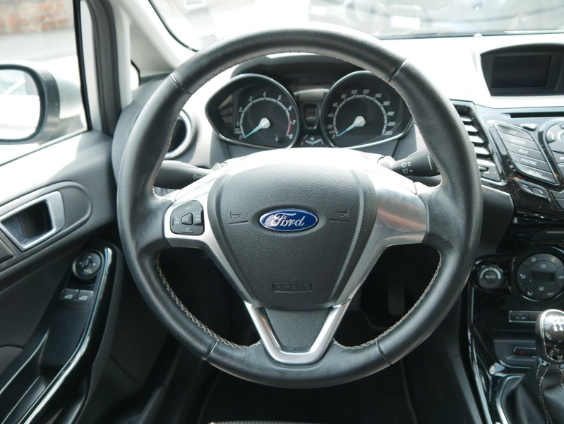 Ford Fiesta Titanium 5-türig 74kW Zahnriemen neu PDC — photo 9