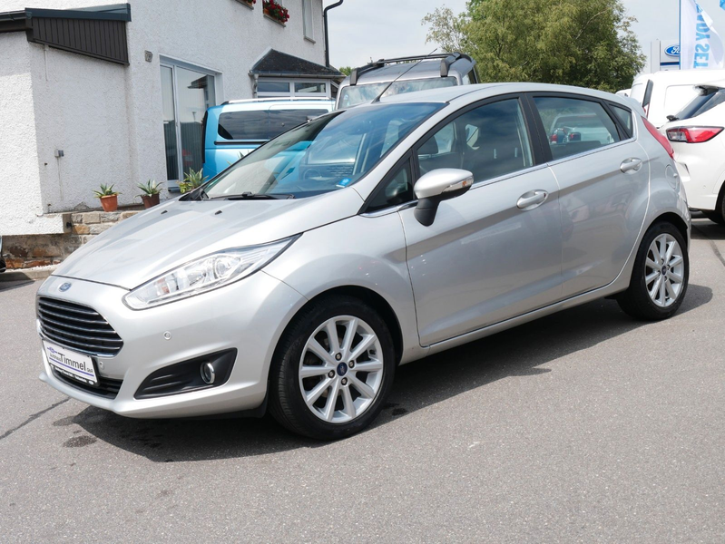 Ford Fiesta Titanium 5-türig 74kW Zahnriemen neu PDC