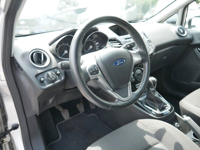 Ford Fiesta Titanium 5-türig 74kW Zahnriemen neu PDC — photo 10